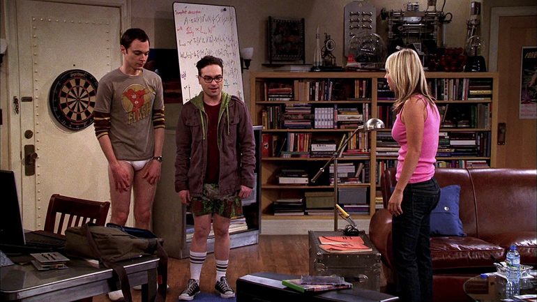 İlk sezondan bir sahne. Sheldon ve Leonard, Penny'nin erkek arkadaşıyla tartışma gafletine düşerek pantolonlarını kaybediyorlar!