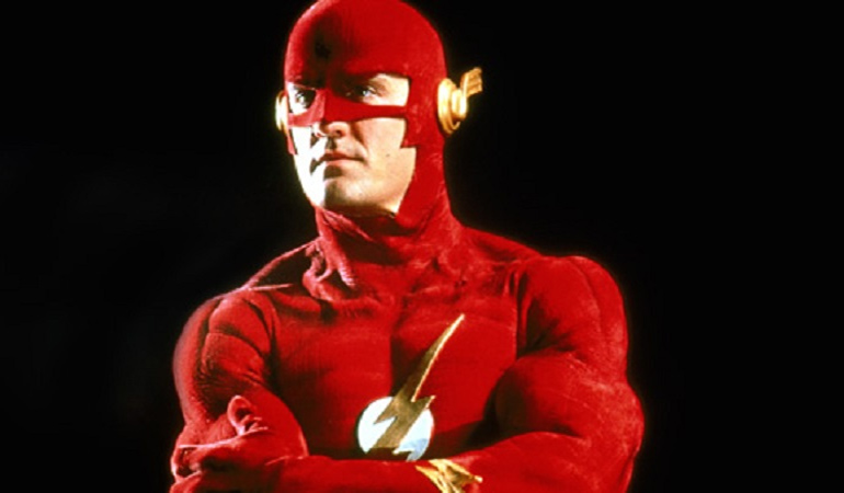90'lı yılalrdaki seride Flash'ı canlandıran John Wesley Shipp, kaslı vücuduyla tam bir süper kahraman gibi görünüyordu!