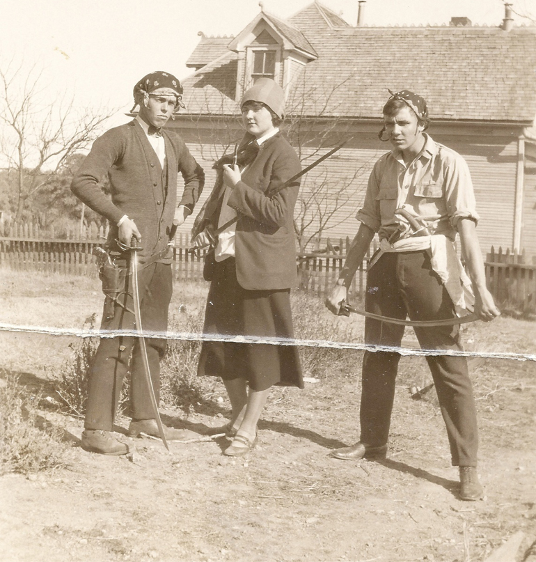 1920'lerde cosplay :-) Howard, iki komşusuyla korsan kılığına girmişken.