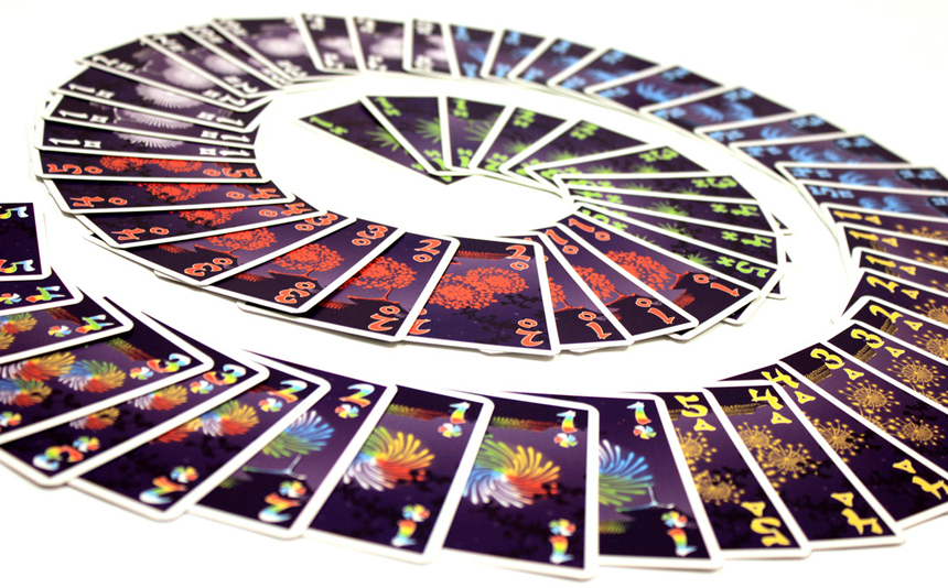 Hanabi'den, (gökkuşağı destesi dahil) toplam 60 adet oyun kartı ve ilgili oyun pulları çıkıyor.