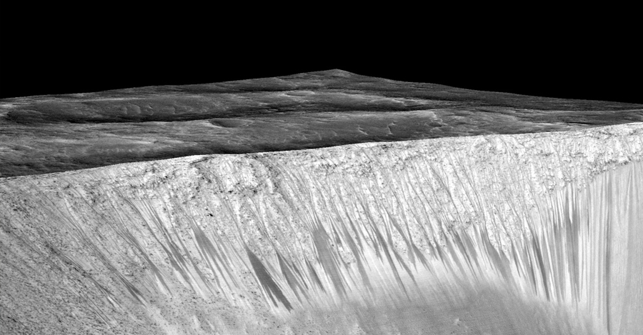 Tekrar eden yokuş çizgileri Mars'ın Garni kraterinin duvarından sızıyor. Bu kara çizgiler birkaç yüz metre uzunluğundalar. Mars'ta bulunan tuzlu su tarafından oluşturulduğu varsayılıyor.