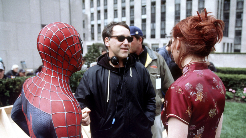 Sam Raimi Spider-Man setinde Toby Maguire ve Kirsten Dunst ile konuşurken.