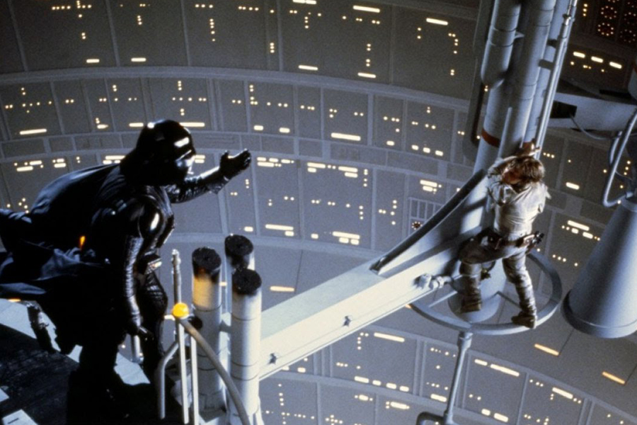 Dünyanın en ünlü twist sahnelerinden. Lucas tehlikeyi ta o zamandan görüp, sürprizin dışarı sızmaması için karakterlere "false line" yani sahte replik vermiştir. Star Wars setinde bir çok kişi gerçeği bilmiyordu.