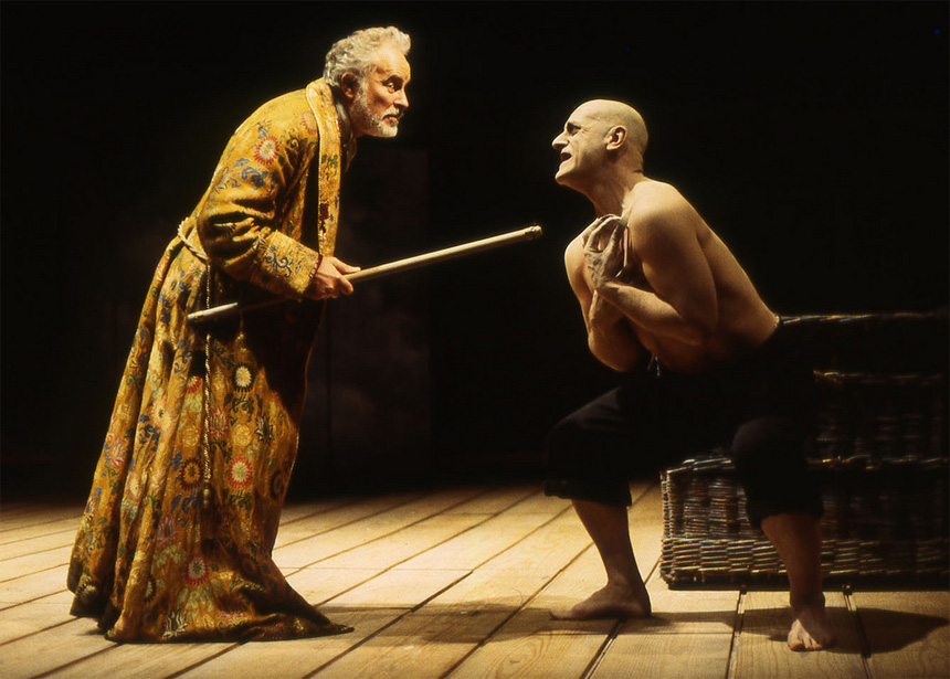 Bir tiyatro uyarlamasında Prospero ve Caliban