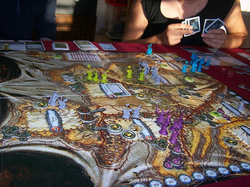 Çoğu Fantasy Flight Games oyununda olduğu gibi genişçe bir masa şart.