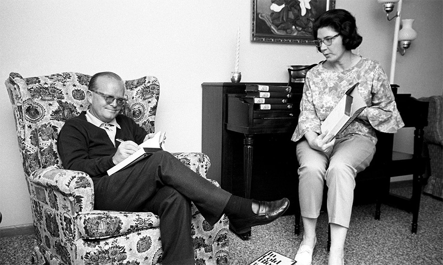 Truman Capote ve Harper Lee, Capote’nin Soğukkanlılıkla eserini imzalarken