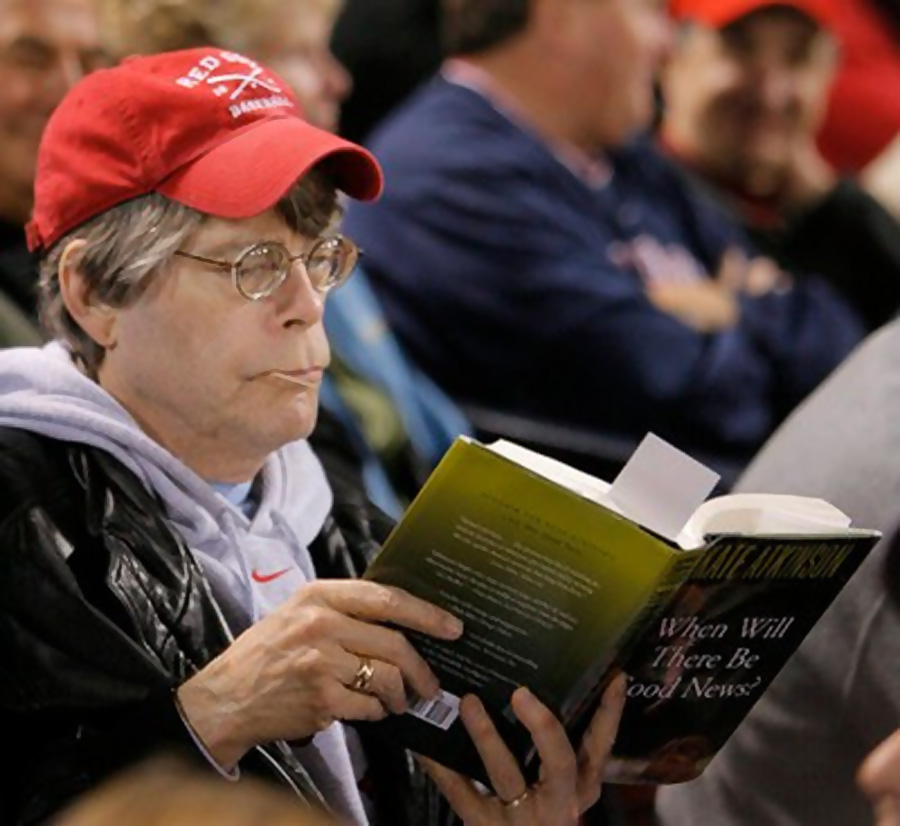 King bir Red Sox maçında bile okuyor, devamlı okuyor, durmaksızın okuyor!