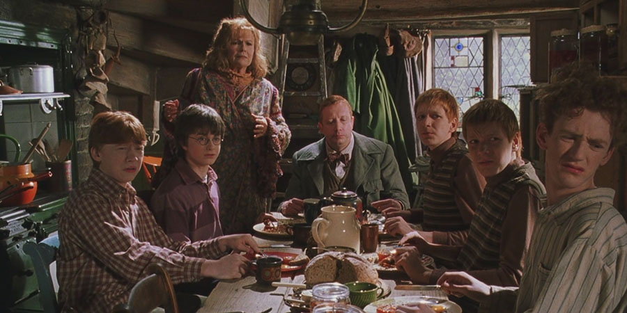 Hangi Weasley üyesi Harry Hogwarts'a başladığında Sınıf ve Öğrenci Başkanı seçilmiştir?