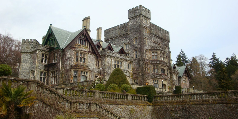 Xavier'ın rönesans mimarisine göre dekore ettiği ünlü okulun adresi aşağıdakilerden hangisidir?