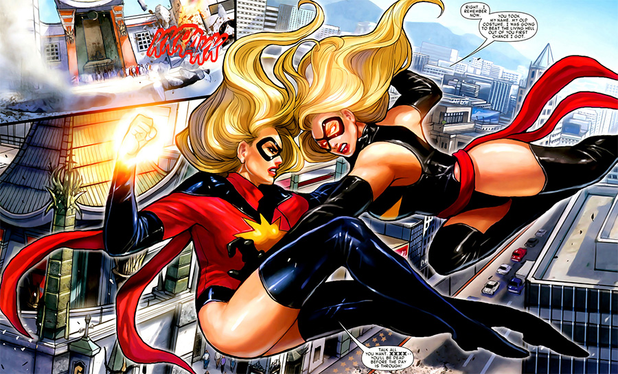 Carol Danvers (sağda), Ms Marvel taklidi yapan Moonstone'la savaşırken.