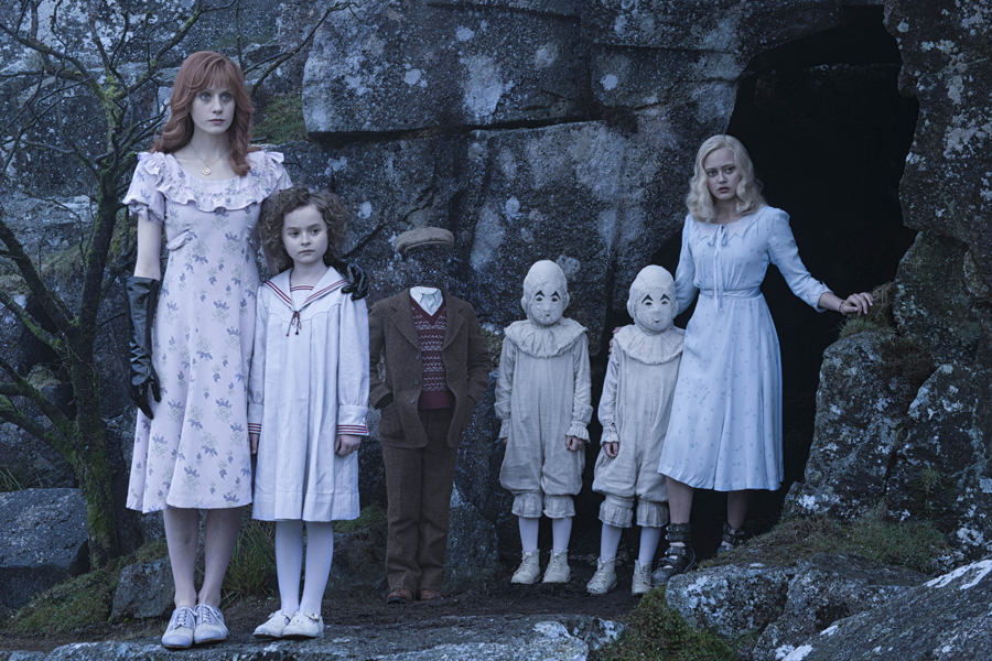 Soldan sağa: Olive, Claire, Millard, ikizler, Emma.